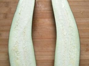 茄子洗净，不用削皮，去头去尾，一切成二片。