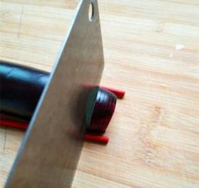 茄子放在案板上，然后用筷子夹住茄子，切到筷子处，切成一个个夹刀片，每个有六七片，在切断。