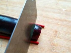 茄子放在案板上，然后用筷子夹住茄子，切到筷子处，切成一个个夹刀片，每个有六七片，在切断。