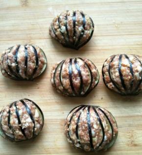 把拌好的肉馅塞进茄子夹好，做成一个个灯笼茄子。