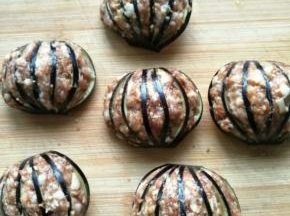 把拌好的肉馅塞进茄子夹好，做成一个个灯笼茄子。