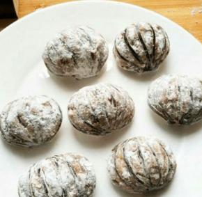 每个茄子裹上淀粉。