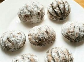 每个茄子裹上淀粉。