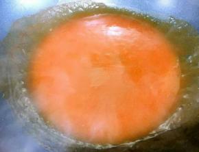 锅中加入番茄酱、水、白糖，熬至白糖融化。加水淀粉勾芡，倒入茄子，炖两分钟出锅装盘。