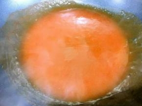 锅中加入番茄酱、水、白糖，熬至白糖融化。加水淀粉勾芡，倒入茄子，炖两分钟出锅装盘。