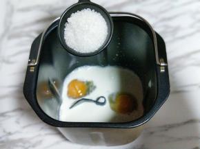 再加入白砂糖，(盐和糖对角放)