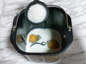 再加入白砂糖，(盐和糖对角放)