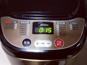 再次启动面包机揉面功能15分钟。面团光滑有手套膜，可以进行发酵。