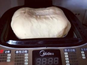 发酵好的面团已经满桶啦！