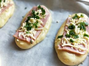 撒上马苏里拉芝士和切好的葱花。
放入烤箱，上下管185度烤18-20分钟，注意观察颜色，必要时盖一张锡纸。