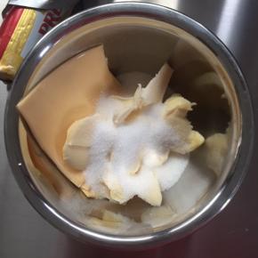 牛奶，黄油，糖，芝士片放盆中