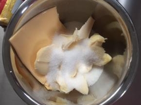 牛奶，黄油，糖，芝士片放盆中