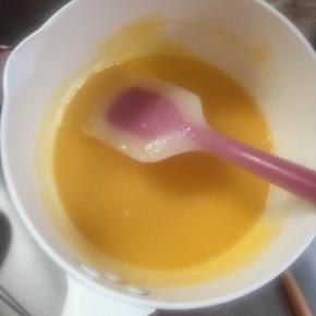 小火加热至融化成液体（本来想用微波炉的，后来想还是直接加热吧，所以换锅了）