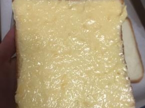 抹上适量的乳酪糊