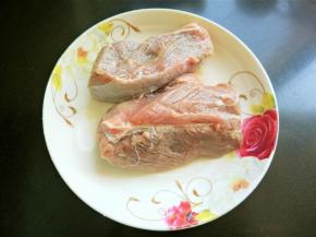 牛肉提前泡出血水，洗净。