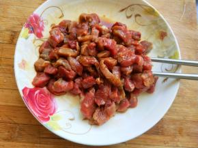 放盐（少量），料酒，味极鲜，老抽，拌匀。