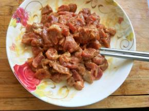 拌匀，腌制15分钟备用。