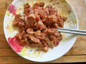 拌匀，腌制15分钟备用。