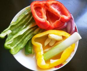 准备彩椒，葱段，大蒜，生姜 洋葱，洗净。