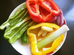 准备彩椒，葱段，大蒜，生姜 洋葱，洗净。