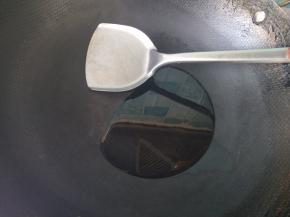 锅内放油，烧热。