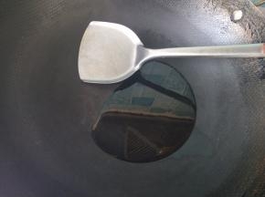 锅内放油，烧热。