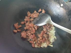 大蒜，生姜爆香，放牛肉爆炒。