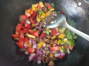 倒入彩椒，洋葱，葱段，快速翻炒。
