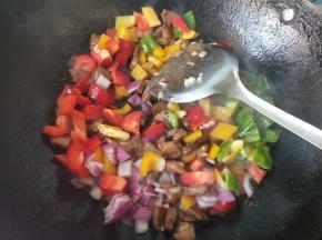 倒入彩椒，洋葱，葱段，快速翻炒。
