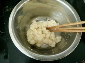 黄油和白糖加入水，一起加热至沸腾后关火，然后倒入面粉，用筷子快速搅拌。