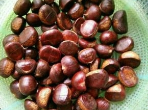 板栗冲洗干净沥水，用刀在板栗上打十字。