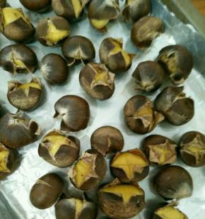 放到烤箱，上下管180度烤十分钟左右，板栗全部张开“嘴巴”就可以了。