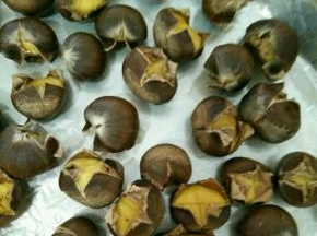 放到烤箱，上下管180度烤十分钟左右，板栗全部张开“嘴巴”就可以了。