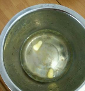 黄油、蜜蜂和白糖提前用温水化开。