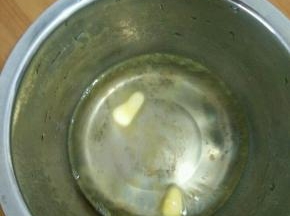 黄油、蜜蜂和白糖提前用温水化开。