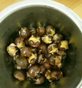 把板栗倒进去，晃一下盆子，让每个栗子都沾到糖液。然后静置十分钟。