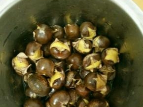 把板栗倒进去，晃一下盆子，让每个栗子都沾到糖液。然后静置十分钟。