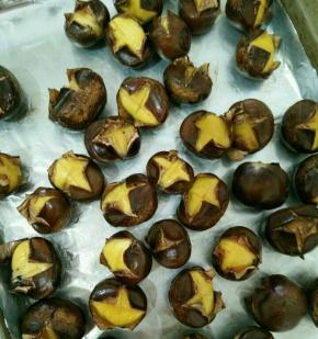 捞出栗子，重新放到烤箱烤20分钟。