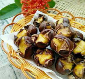 板栗已经是肉皮分离，只要轻轻一剥就可以了。