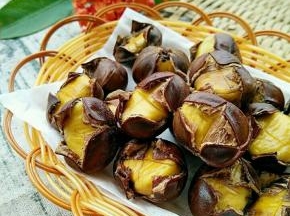 板栗已经是肉皮分离，只要轻轻一剥就可以了。