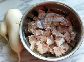 牛肉切小块后，用冷水浸泡，将血水跑出，反复换几次清水，直到水清澈为止。