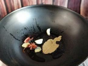 起油锅，加入香料煸炒。