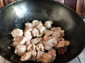 在加入牛肉，小火煸炒至变色。