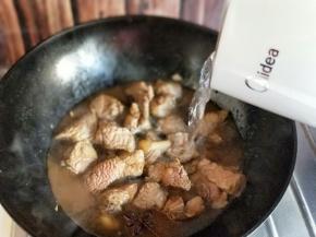 加入开水，没过牛肉为佳。