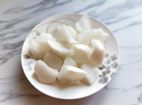 白萝卜去皮洗干净切块备用。