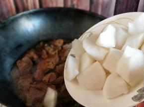 牛腩炖熟，烂糊后加入白萝卜。