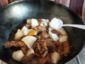 再加入盐，炖10分钟。