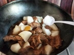 再加入盐，炖10分钟。