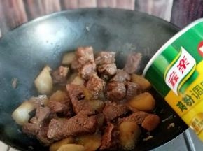 最后加入鸡粉提鲜，出锅。