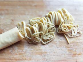 之后从一段卷起来，成个卷儿，再切丝。